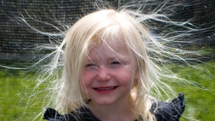 La electridad estática hace que el pelo se nos encrespe