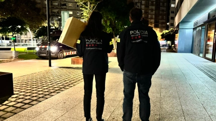Dos agentes de los Mossos durante el operativo