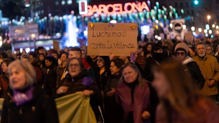 Cientos de manifestantes durante una concentración por el Día de la Eliminación de la violencia contra las Mujeres en Barcelona