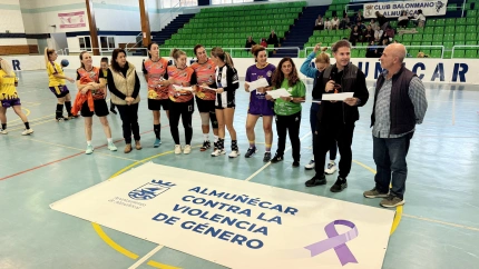 Almuñécar acogió el arranque de la Liga Andaluza de Veteranas de Balonmano bajo el lema ‘Ni una menos’