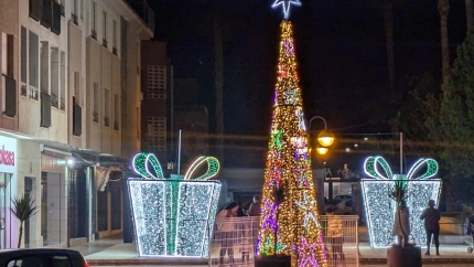Adornos luminosos en una de las plazas de Puerto Lumbreras durante la Navidad de 2024