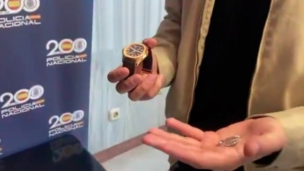 La Policía Nacional entrega los objetos de valor sustraídos en La Cartuja a un jugador de la selección turca
