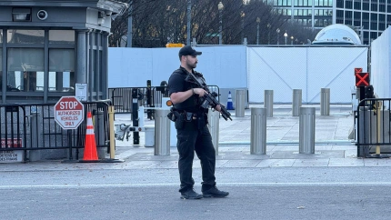 Un agente del Servicio Secreto de los Estados Unidos vigila en los alrededores de la Casa Blanca este miércoles, en Washington