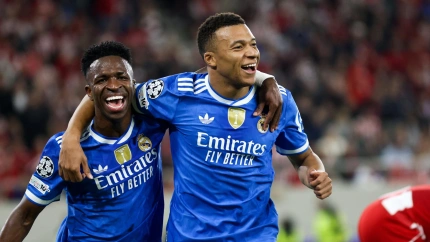 Mbappé y Vinicius celebran el gol del Real Madrid al Olympiacos