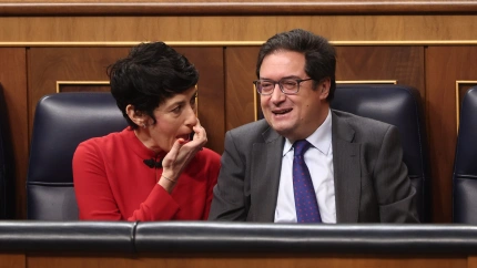 La ministra de Seguridad Social y Migraciones, Elma Saiz, y el ministro para la Transformación Digital y la Función Pública, Óscar López