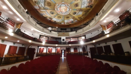 Patio de butacas del teatro Guerra de Lorca, con el escenario al fondo