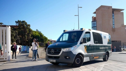 Un furgón de la Guardia Civil accede a la Ciudad de la Justicia de Almería.