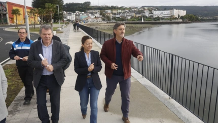 Villaverde, en el centro, durante su visita a Ortigueira