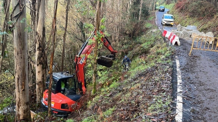 Una mini retroexcavadora en la zona de las obras