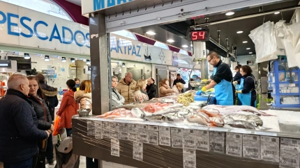 Pescados y marisco en subida paulatina en la Plaza de abastos de Lugo