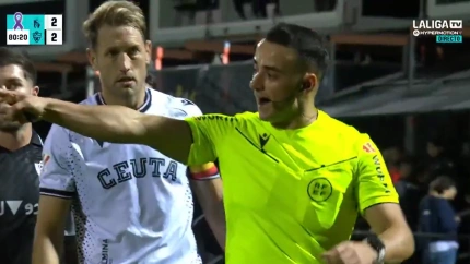 El colegiado señala el punto de penalti ante la incredulidad de los jugadores del Almería.