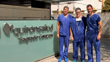 Los doctores José Lirola, Daniel Cansino y Paulo Rego tras la intervención