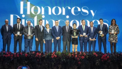Imagen de los premiados en la gala de los ´Honores y Distinciones 2025´ de la Diputación de Granada que se ha celebrado hoy miércoles en el Teatro Dengra de Baza.