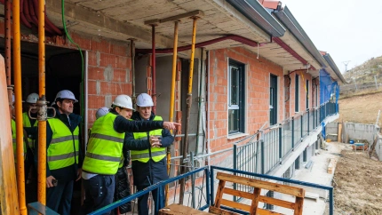 El presidente de la Junta, Alfonso Fernández Mañueco, y el consejero de la vivienda, Juan Carlos Suárez Quiñones, durante una visita a una promoción pública de viviendas