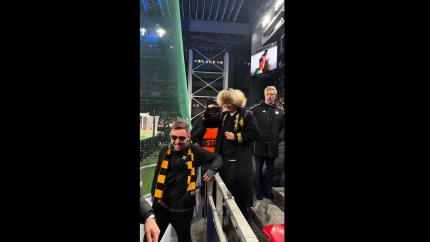 Los aficionados del Kairat Almaty bajan al césped del Parken.