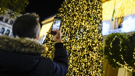 Archivo - Imágenes del alumbrado navideño, a 11 de diciembre de 2024 en Sevilla (Andalucía, España).