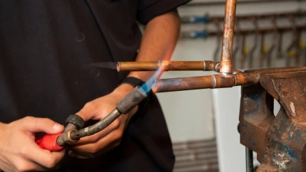 Herramientas en el banco de trabajo de fontanería y calefacción