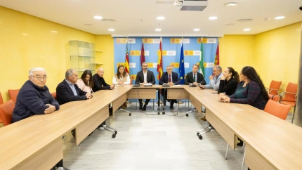 El presidente de la CHS, el delegado del Gobierno, el alcalde, concejales y vecinos en la reunión sobre el proyecto del Ave a su paso por Torrecilla