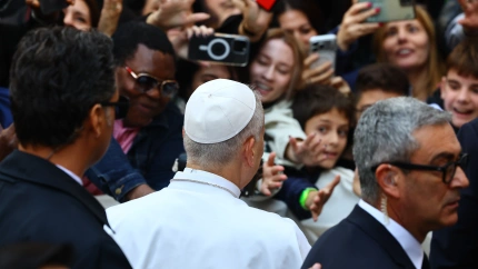 Istanbul (Turkey), 28/11/2025.- Pope Leo XIV (C) leaves after attending a meeting with bishops, priests, deacons, consecrated persons, and pastoral workers at the Cathedral of the Holy Spirit, also known as Saint Esprit Cathedral in Istanbul, Turkey, 28 November 2025. Pope Leo XIV is on his first apostolic journey outside Italy since his election as pontiff, visiting Turkey and Lebanon from 27 November to 02 December. (Papa, Italia, Líbano, Turquía, Estanbul) EFE/EPA/TOLGA BOZOGLU