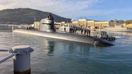 S-81 Isaac Peral llegando a la base de submarinos