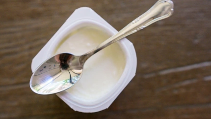 Imagen de recurso de un yogur en un recipiente de plástico
