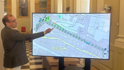 El alcalde, Rafa Mateos, explica sobre plano las actuaciones que se acometerán en la Plaza Marrón