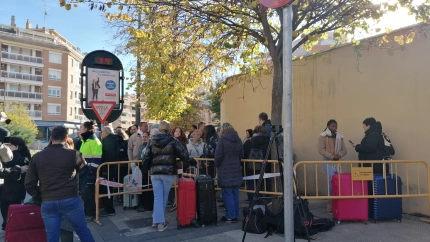 Los vecinos esperan poder entrar a sus casas para recoger parte de sus pertenencias