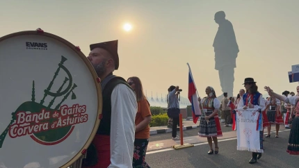 Los miembros de la Banda de Gaitas de Corvera bajo la estatua más grande del mundo en India