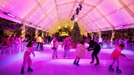 La pista de patinaje sobre hielo de la Plaza del Castillo abre este sábado por la tarde sus puertas