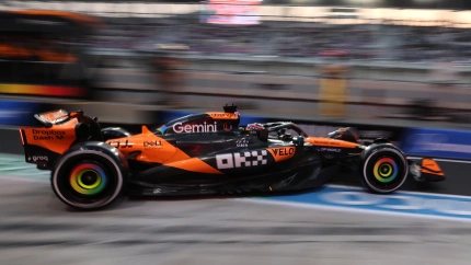 Oscar Piastri sale de boxes durante el Gran Premio de Catar.