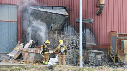 Dos bomberos en el incendio de Caldes de Montbui