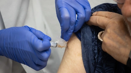 Una mujer se vacuna durante el inicio de la campaña de vacunación de la gripe