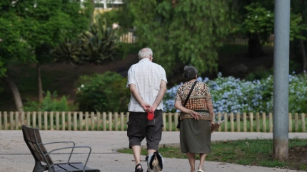 Dos jubilados pasean con su perro en Barcelona