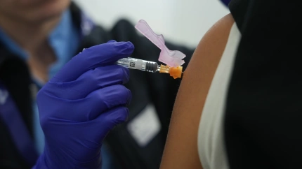 Una persona se vacuna, en un centro de refuerzo de vacunación frente a la gripe