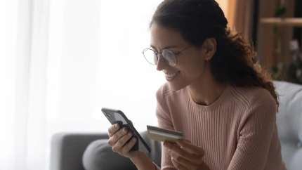 Una mujer comprando billetes de avión