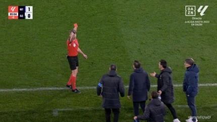Hernández Hernández muestra la tarjeta roja al delegado del Getafe.