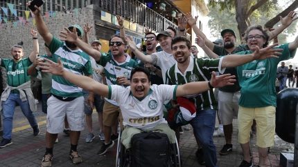 Aficionados del Palmeiras por las calles de Lima en la previa de la Libertadores.