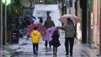 Personas con paraguas protegiéndose de la lluvia