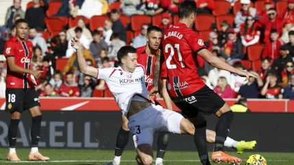 Abel Bretones disputa el balón con Raíllo, en el Mallorca - Alavés