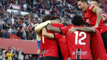 Los jugadores del Mallorca celebran el gol de Muriqi contra el Alavés