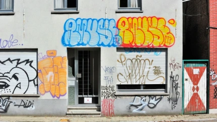 Puerta de una casa okupadaPuerta de una casa okupadaPuerta de una casa okupada