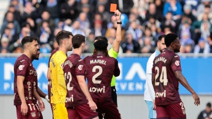 Sánchez Villalobos muestra la tarjeta roja a Marvel, jugador del Leganés.