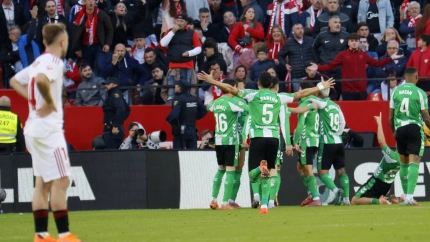 Los jugadores del Betis celebran el gol de Fornals ante el Sevilla