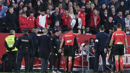 José Luis Munuera manda a los jugadores del Sevilla-Betis al vestuario