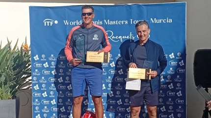 Enrique Ruiz en lo más alto del podio del ITF de Tenis celebrado en La Manga (55+)