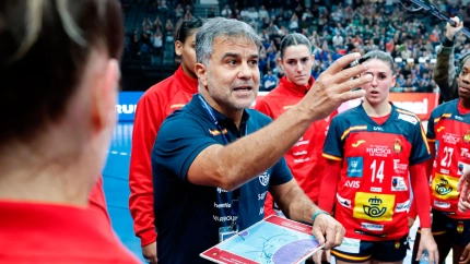 Ambros Martín dando órdenes a las jugadores