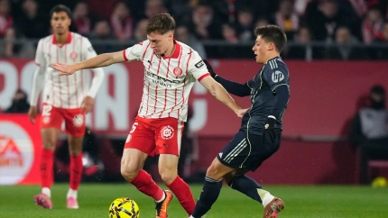 Viktor Tsygankov conduce la mirada ante Arda Güler durante un momento del Girona-Real Madrid