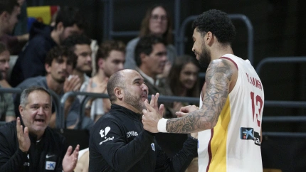 Chus Mateo felicita Izan Almansa durante el partido entre España y Georgia