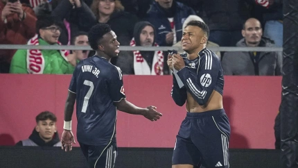 Kylian Mbappé y Vinicius se lamentan durante el Girona - Real Madrid