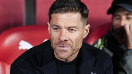 Xabi Alonso, sentado en el banquillo de Montilivi durante el Girona - Real Madrid